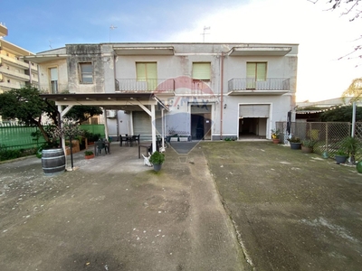 Appartamento in Via Taranto, Lecce, 6 locali, 1 bagno, 132 m²