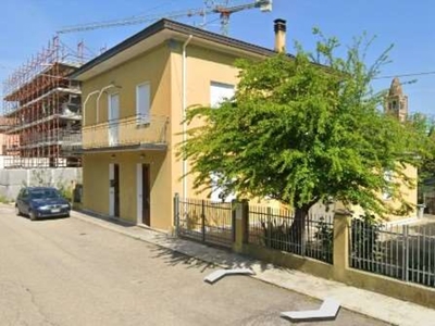 Casa indipendente in Via 4 novembre 1918 6., Novi di Modena, 6 locali