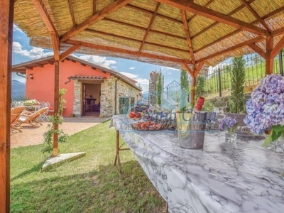 Casa semindipendente a Fivizzano, 5 locali, 2 bagni, giardino privato