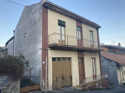 Edificio-Stabile-Palazzo in Vendita ad Zafferana Etnea - 90000 Euro