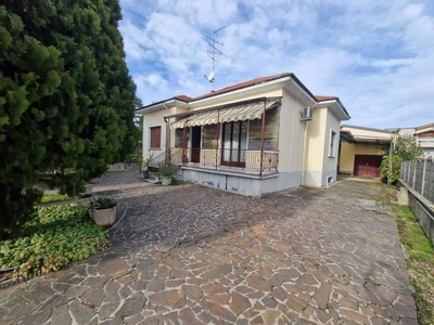 Villa Singola in Vendita ad Dairago - 210000 Euro
