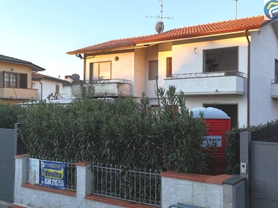 Villetta bifamiliare in Via Giraldina, Camaiore, 5 locali, 2 bagni