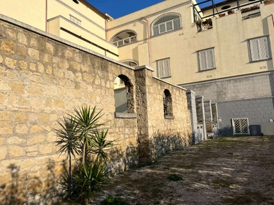 Appartamento ristrutturato con posto auto, via Ponti Rossi, Capodimonte, Napoli