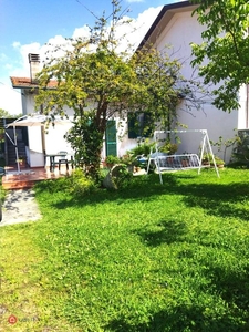 Casa Bi/Trifamiliare in Affitto in Via Gorizia a Massa