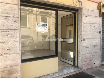 Fondo/negozio - 2 vetrine/luci a Centro, Reggio di Calabria