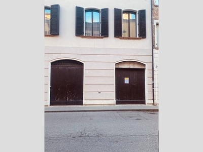 Immobile commerciale in Affitto a Ferrara, zona Centro storico, 2'000€, 190 m²