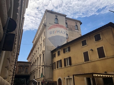 Immobile commerciale in Affitto a Perugia, zona Centro storico di pregio, 440€, 27 m²