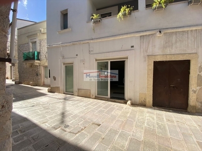 Locale Commerciale in vendita a Cassano delle Murge via Cesare Battisti