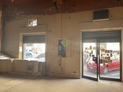 Locale Commerciale in vendita a Livorno via Buontalenti, 6