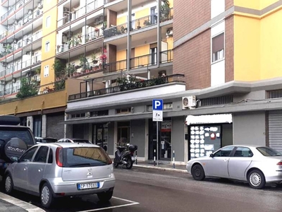 Negozio in vendita a Bari via Giuseppe Saverio Poli, 29