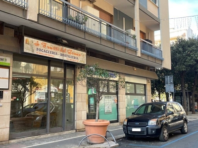 Negozio in vendita a Bari via Manzoni , 91