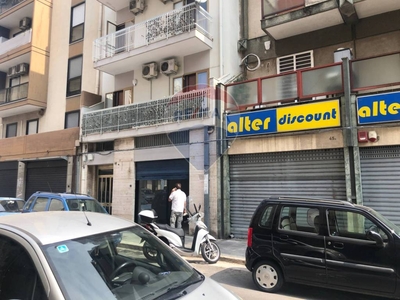 Negozio in vendita a Bari via Mirenghi, 47