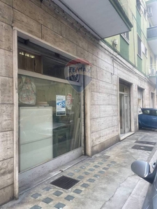 Negozio in vendita a Bari via Pietro Ravanas, 255