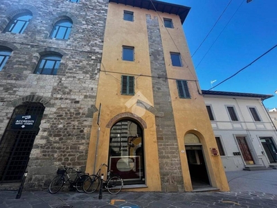 Negozio in vendita a Pistoia appartamento con negozio e magazzino Via Tomba di Catilina, 16