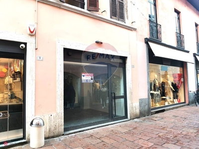 Negozio/Locale commerciale in Affitto in Via Camillo Benso Cavour 1 a Busto Arsizio