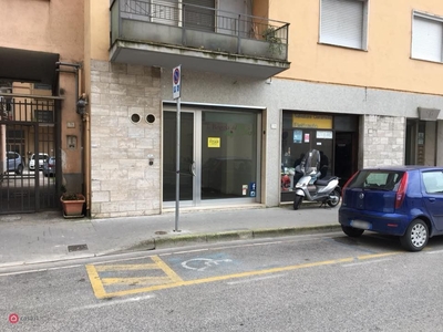 Negozio/Locale commerciale in Affitto in Via Raffaele Gasparri a Caserta