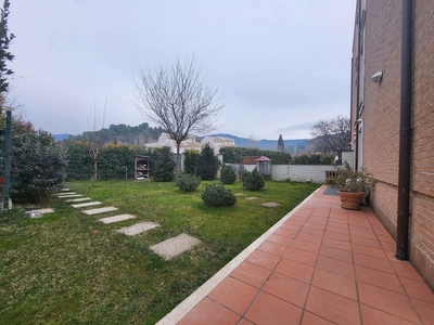 Quadrilocale con giardino a Foligno