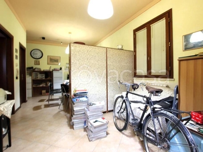 Ufficio in vendita a Lucca via di Salicchi,, 55100