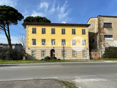 Ufficio in vendita a Lucca viale Castruccio Castracani,, 1041
