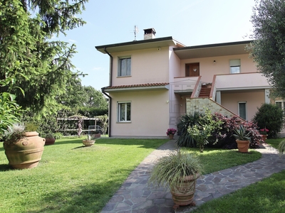 Villa con giardino in via del fanuccio, Capannori