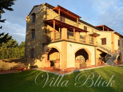 Villa con terrazzo a Guardistallo