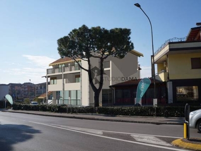 Appartamento in vendita in Desenzano del Garda, Italia