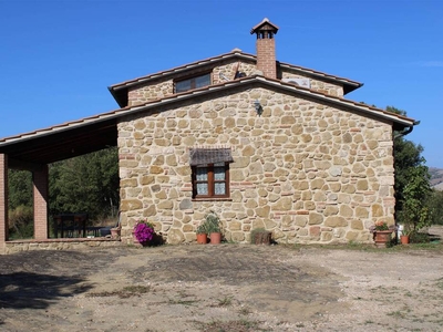 Charming Tuscan Cottage for Sale in Volterra's Countryside