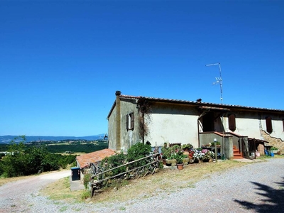 For Sale: Beautiful Farmhouse with Panoramic View in Montegabbione