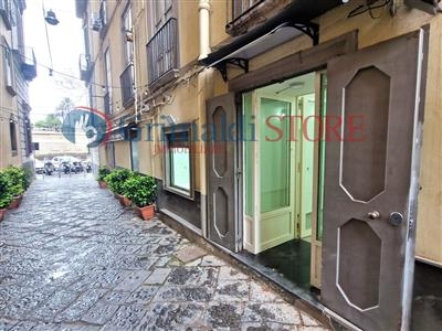 Locale commerciale - 2 Vetrine a Napoli