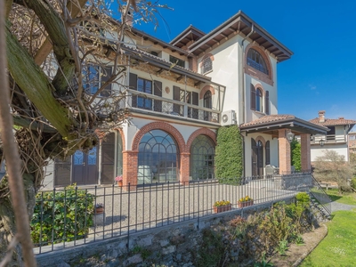 Prestigiosa Villa d'Epoca sulla collina di Stresa con Parco, Piscina e Dependance
