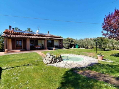 San Casciano dei Bagni: Elegante Villa Ristrutturata degli Anni '60 a Palazzone