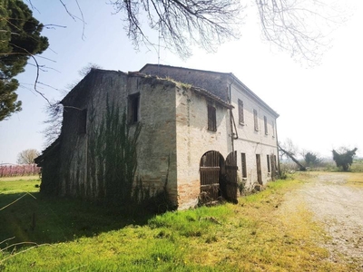 SAN MARCO: su ampio lotto casolare tipico da ristrutturare