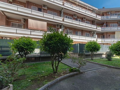 Tor de Cenci: Appartamento al Secondo Piano con Balcone e Posto Auto in Garage