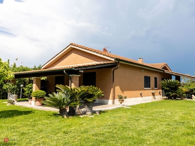 Villa in Vendita in Via Walter Chiari a Roma