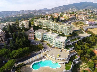 A Sanremo bilocale vista mare in complesso con piscina