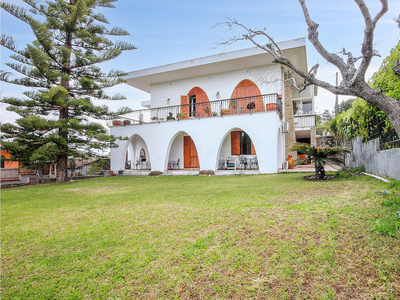 Oasi con vista sull'oceano: 180mq, AC, parcheggio, piscina, giardino e cucina + 1000m alla spiaggia