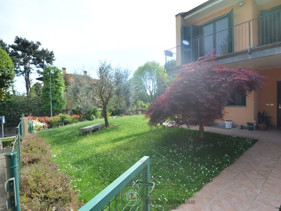 Villa con giardino in via manzoni, Cavenago di Brianza