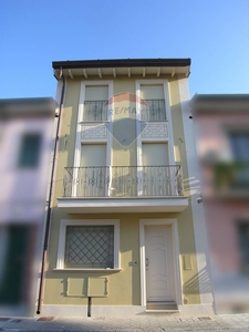 Villa con giardino in via scutari, Viareggio