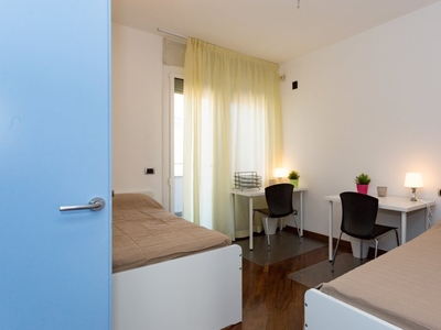 Ampia camera in appartamento con 3 camere da letto a Bicocca, Milano