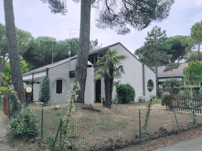 Appartamento a Lignano Pineta con terrazza, barbecue e giardino
