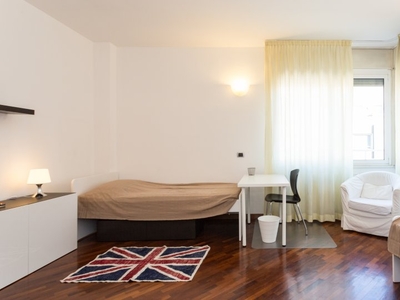 Camera con terrazza in appartamento con 3 camere da letto a Bicocca, Milano