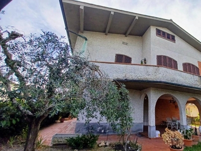 Casa indipendente con giardino a Santa Croce sull'Arno