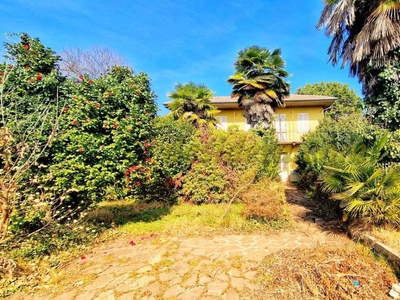 Casa indipendente in vendita a Varallo Pombia