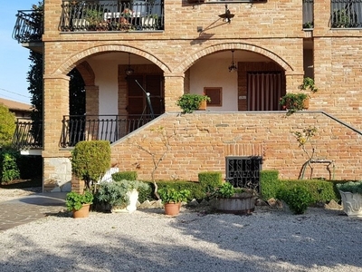 Casa semi indipendente in vendita 4 Stanze da letto a Castiglione Del Lago