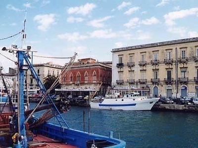 Palazzina commerciale in vendita a Siracusa