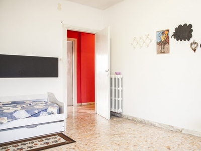 Spaziosa camera in appartamento con 3 camere da letto a Garbatella, a Roma