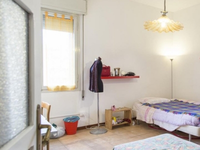 Stanza in affitto in appartamento con 4 camere da letto a Bolognina, Bologna