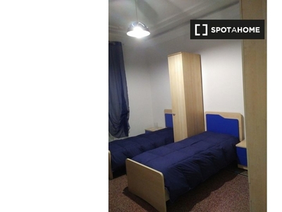 Stanza in affitto in appartamento con 4 camere da letto a Genova