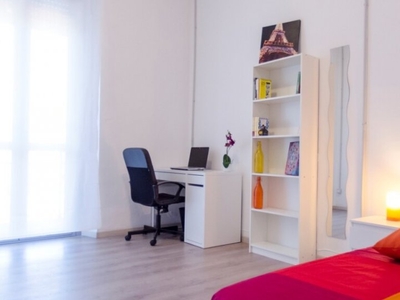 Stanza in affitto in appartamento con 5 camere da letto a Lingotto, Torino