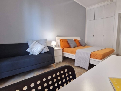 Stanza in affitto in appartamento con 6 camere da letto a Roma